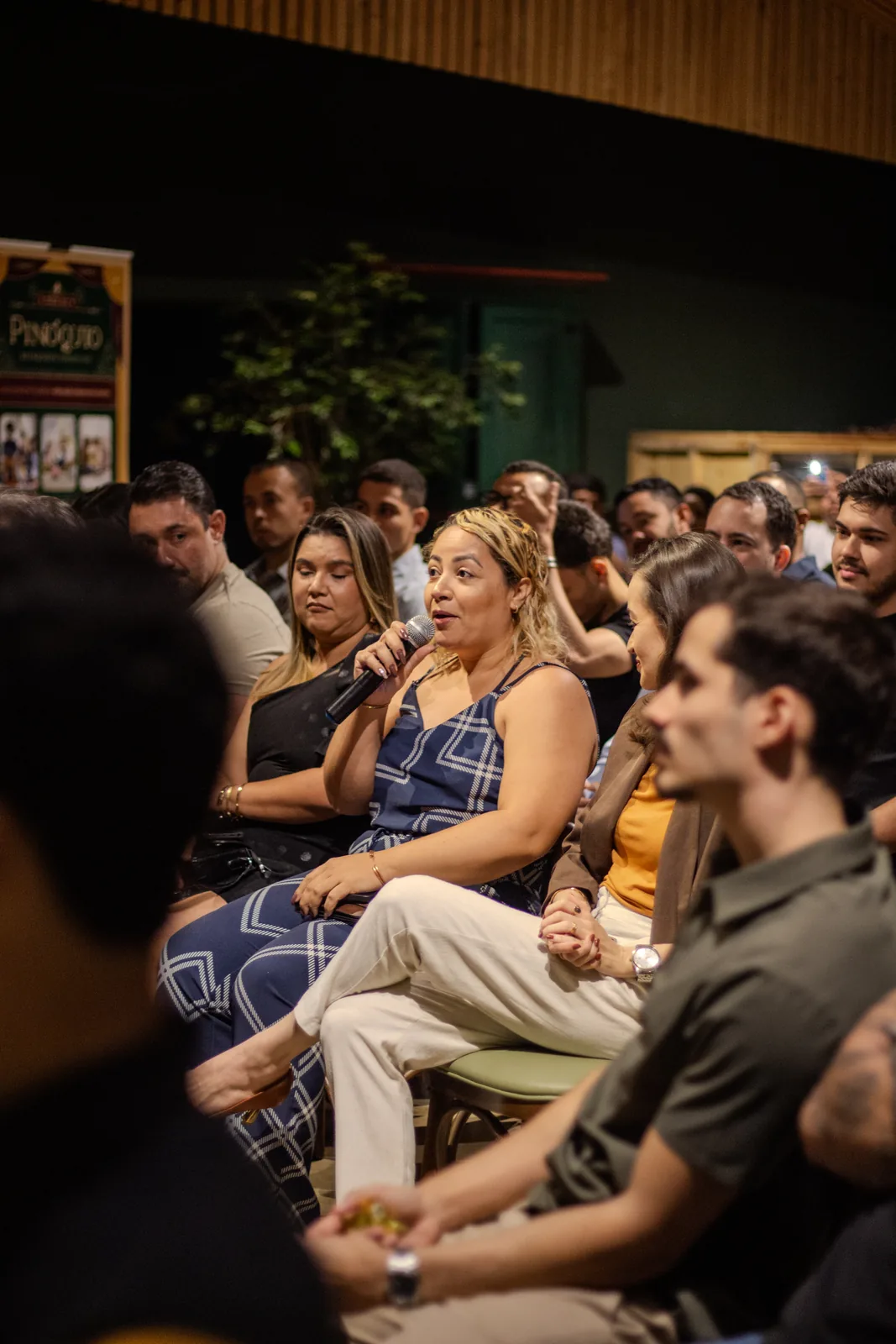 Uma pergunta, microfone em punho.